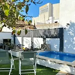 Feriehus Casa Da Artista - Stylish House With Plunge Pool And Lush Garden Close To
