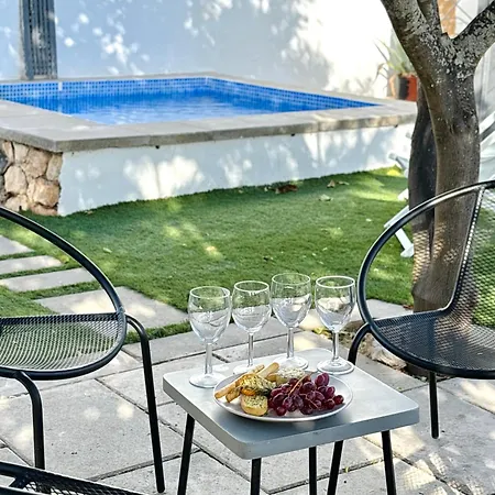 Feriehus Casa Da Artista - Stylish House With Plunge Pool And Lush Garden Close To *
